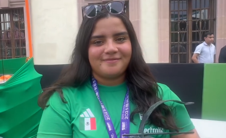 MAYA BECERRA RECIBE EN SALTILLO EL TROFEO QUE CONQUISTÓ EN 2025