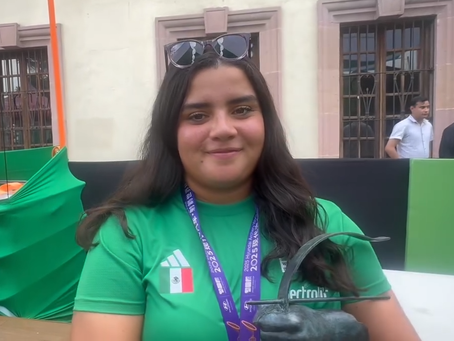 MAYA BECERRA RECIBE EN SALTILLO EL TROFEO QUE CONQUISTÓ EN 2025