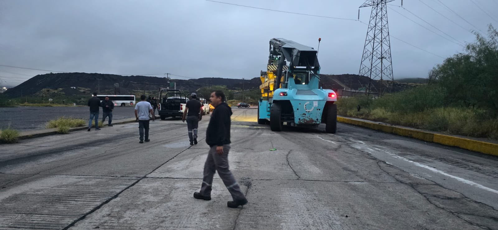 Sacan montacargas de AHMSA con operativo